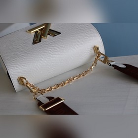 Сумка LV TWIST среднего размера Эта изящная сумка небольшого раз