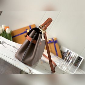 LV Lockme Ever BB сумка темно-коричневого цвета с жемчужно-белым
