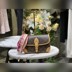 LV Модель M46049 DIANE Сумка через плечо Сумка DIANE оснащена кож