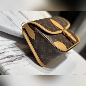 LV Модель M46049 DIANE Сумка через плечо Сумка DIANE оснащена кож