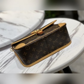 LV Модель M46049 DIANE Сумка через плечо Сумка DIANE оснащена кож