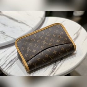LV Модель M46049 DIANE Сумка через плечо Сумка DIANE оснащена кож