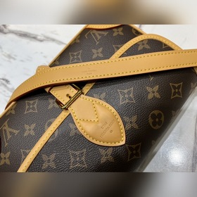LV Модель M46049 DIANE Сумка через плечо Сумка DIANE оснащена кож