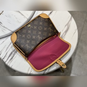 LV Модель M46049 DIANE Сумка через плечо Сумка DIANE оснащена кож