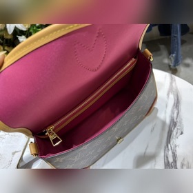 LV Модель M46049 DIANE Сумка через плечо Сумка DIANE оснащена кож