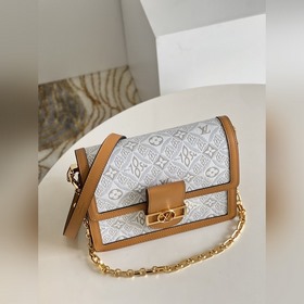Средняя сумка LV Dauphine, модель M59483, белая Эта сумка Dauphi