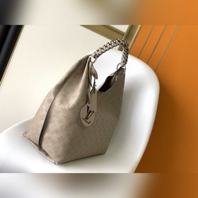 LV Модель M53188 Сумка через плечо Эта сумка изготовлена из имп
