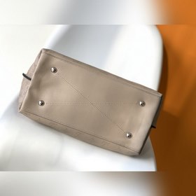 LV Модель M53188 Сумка через плечо Эта сумка изготовлена из имп