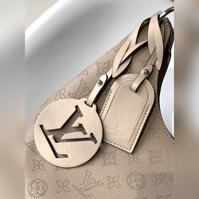 LV Модель M53188 Сумка через плечо Эта сумка изготовлена из имп