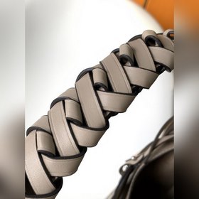 LV Модель M53188 Сумка через плечо Эта сумка изготовлена из имп