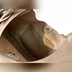LV Модель M53188 Сумка через плечо Эта сумка изготовлена из имп