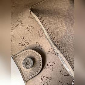 LV Модель M53188 Сумка через плечо Эта сумка изготовлена из имп
