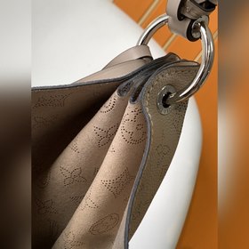 LV Модель M53188 Сумка через плечо Эта сумка изготовлена из имп