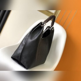 LV Модель M53188 Сумка через плечо Эта сумка изготовлена из имп