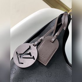 LV Модель M53188 Сумка через плечо Эта сумка изготовлена из имп