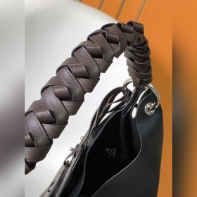 LV Модель M53188 Сумка через плечо Эта сумка изготовлена из имп