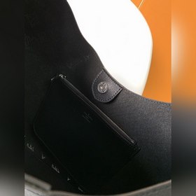 LV Модель M53188 Сумка через плечо Эта сумка изготовлена из имп
