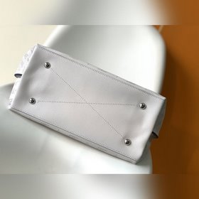 LV Модель M53188 Сумка через плечо Эта сумка изготовлена из имп