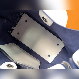 LV Модель M53188 Сумка через плечо Эта сумка изготовлена из имп