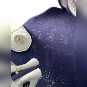 LV Модель M53188 Сумка через плечо Эта сумка изготовлена из имп