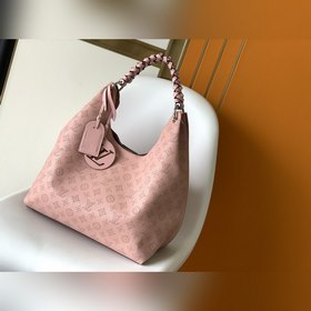 LV Модель M53188 Сумка через плечо Эта сумка изготовлена из имп
