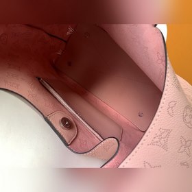 LV Модель M53188 Сумка через плечо Эта сумка изготовлена из имп