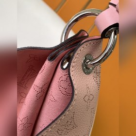 LV Модель M53188 Сумка через плечо Эта сумка изготовлена из имп