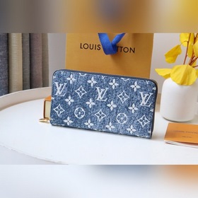 LV кошелек на молнии, модель M81226 Этот кошелек на молнии выпол