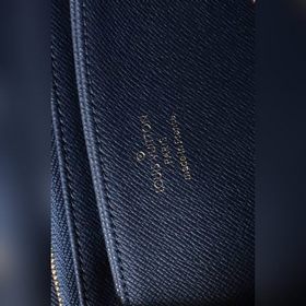 LV кошелек на молнии, модель M81226 Этот кошелек на молнии выпол