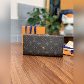 LV Модель M62234 Красный Этот конверт-кошелек изготовлен из элега