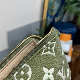LV Mini Pochette Accessoires клатч, модель M81284, зеленый  Эта
