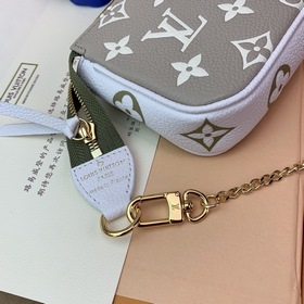 LV Mini Pochette Accessoires клатч, модель M81284, зеленый  Эта 