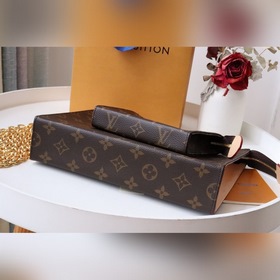 Средняя сумка LV POCHETTE VOYAGE Модель M47543 с цепочкой и двумя