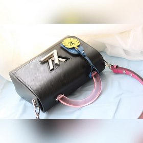 Средняя сумка LV Twist Эта сумка Twist среднего размера изготовл