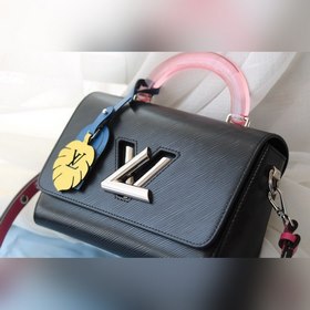 Средняя сумка LV Twist Эта сумка Twist среднего размера изготовл