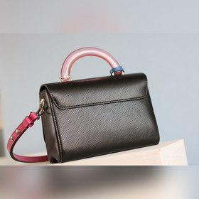 Средняя сумка LV Twist Эта сумка Twist среднего размера изготовл