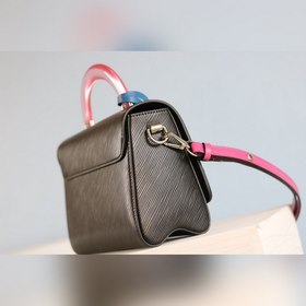Средняя сумка LV Twist Эта сумка Twist среднего размера изготовл