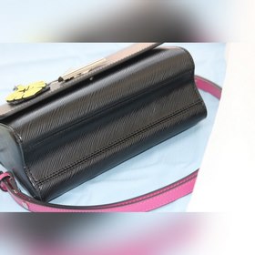 Средняя сумка LV Twist Эта сумка Twist среднего размера изготовл