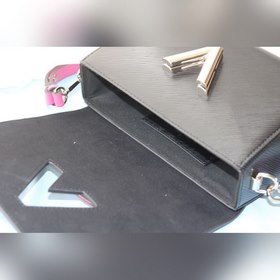 Средняя сумка LV Twist Эта сумка Twist среднего размера изготовл