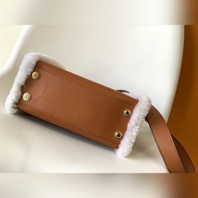 LV ON MY SIDE Маленькая сумка Модель M58918 Эта сумка On My Side 