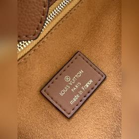 LV ON MY SIDE Маленькая сумка Модель M58918 Эта сумка On My Side 