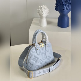 LV Alma BB сумка, модель M59822, синяя Сумка Alma BB воплощает в
