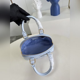 LV Alma BB сумка, модель M59822, синяя Сумка Alma BB воплощает в