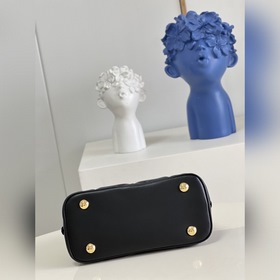 LV Alma BB сумка, модель M59793, черная Сумка Alma BB воплощает в