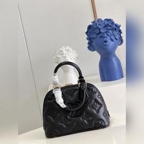 LV Alma BB сумка, модель M59793, черная Сумка Alma BB воплощает в