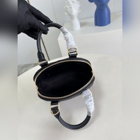 LV Alma BB сумка, модель M59793, черная Сумка Alma BB воплощает в