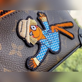 LV вышитая сумка на цепочке, модель M80159 Эта сумка Mini Soft Tr