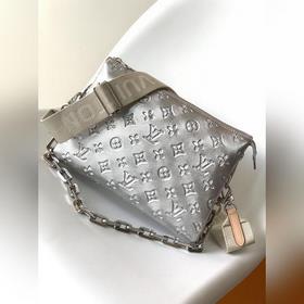 LV Модель M57913 Серебристая сумка Coussin Small с цепочкой через
