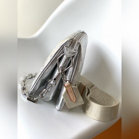 LV Модель M57913 Серебристая сумка Coussin Small с цепочкой через
