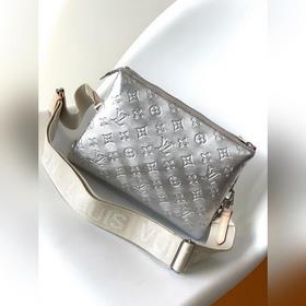 LV Модель M57913 Серебристая сумка Coussin Small с цепочкой через